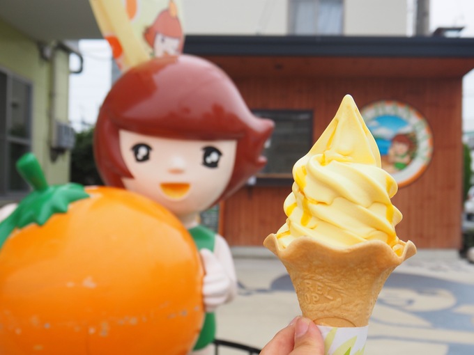今だけの期間限定!名物【三ヶ日みかんソフトクリーム】は「あとがけ濃厚ソースがたまらん」「ボリュームがすごい」浜松贅沢グルメ