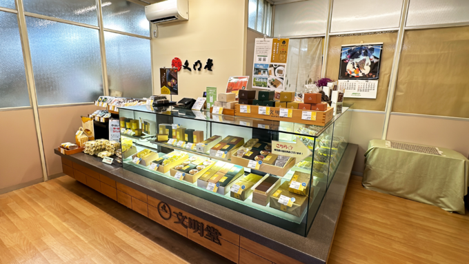 浜松文明堂_店内全体.png