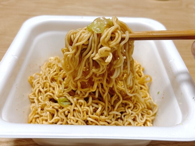 もう"普通のソース味"に戻れない！【サンド伊達さん大絶賛】あの"液体"かけちゃって〜「魔性の焼きそば爆誕」意外な"味変"にどハマり