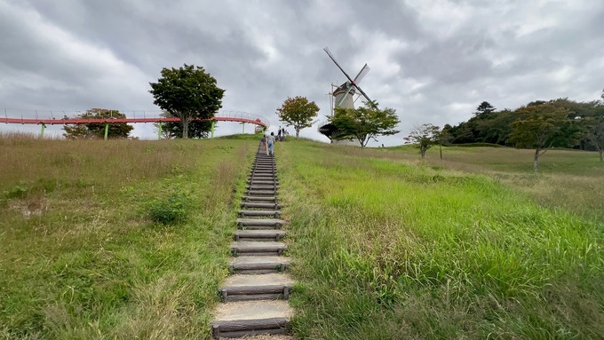 長沼フートピア ロング滑り台までの階段.jpg