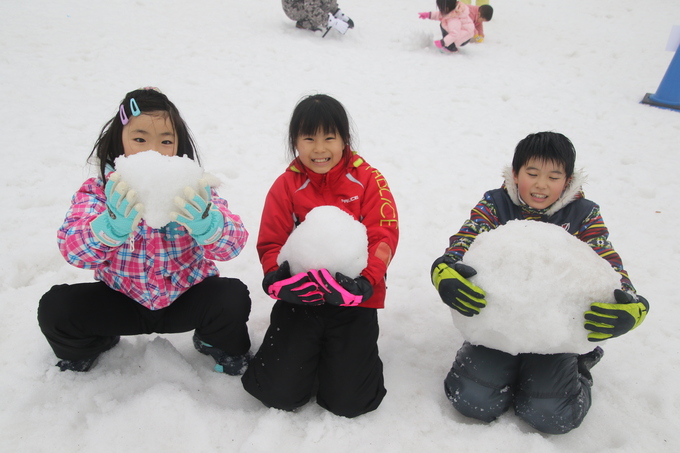 いよいよ本日から！【富士市】「本物の雪に子どもたちも大喜び♪」行かなきゃ損！雪の丘オープン