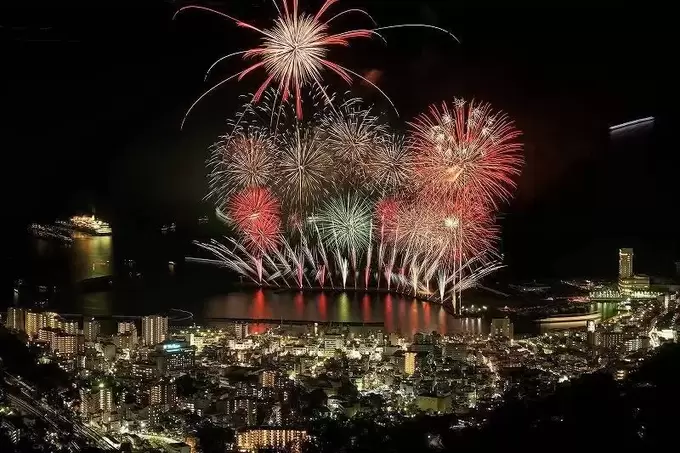 非日常すぎる！“40名限定”超贅沢な夜【熱海】夜景&花火「特等席で鑑賞」「こんな満喫していいの？」予約殺到前に急げ！