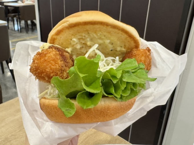 大バズり！早くも"品切れ終売"の危機【モス新作】「意外なアレ、2本も挟んだの？」「はみ出してるよ」テンション爆上げ！今だけ2品