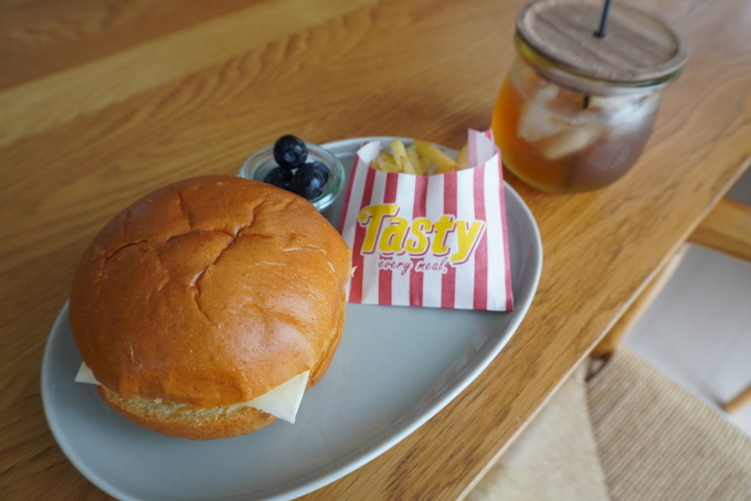 コストコハンバーガー食.JPG