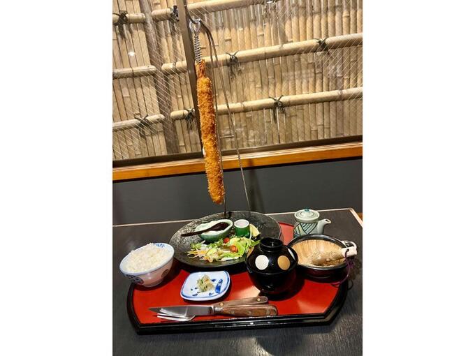 “オモウマい店”で紹介されてバカ売れ!実寸大36cm【エビフライ】「デカ!でも味は絶品♡」タルタルで白米が進みすぎる