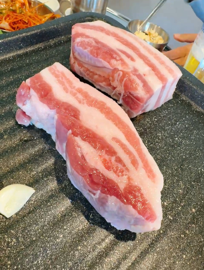 テレビ取材がとまらない【絶品サムギョプサル】「えぇぇっ！こんなにかけちゃうの？」チーズの滝におぼれちゃう！