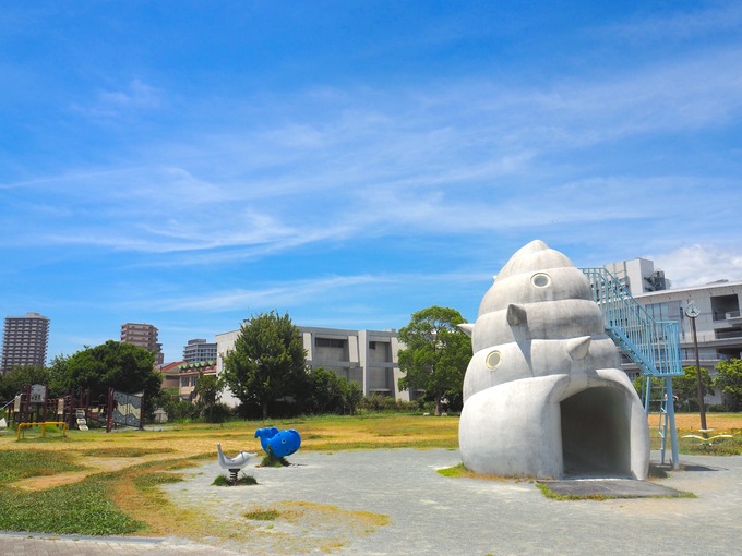 え、公園でザリガニ釣りできるの?!【浜松駅近く】「巻貝のすべり台」が目印!広い芝生広場で遊べる「野口公園」は子連れに優しい
