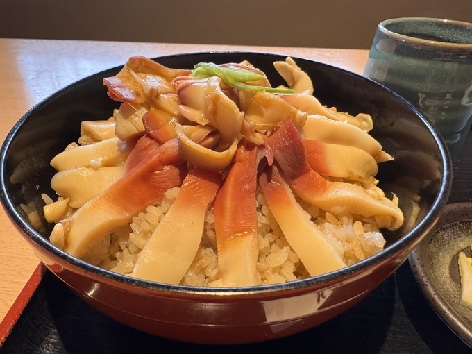 テレビ紹介多数!宮城グルメ【ホッキ飯】地元民1番推し"名店"レポ「1年で3か月だけ!?幻食材の海鮮丼」