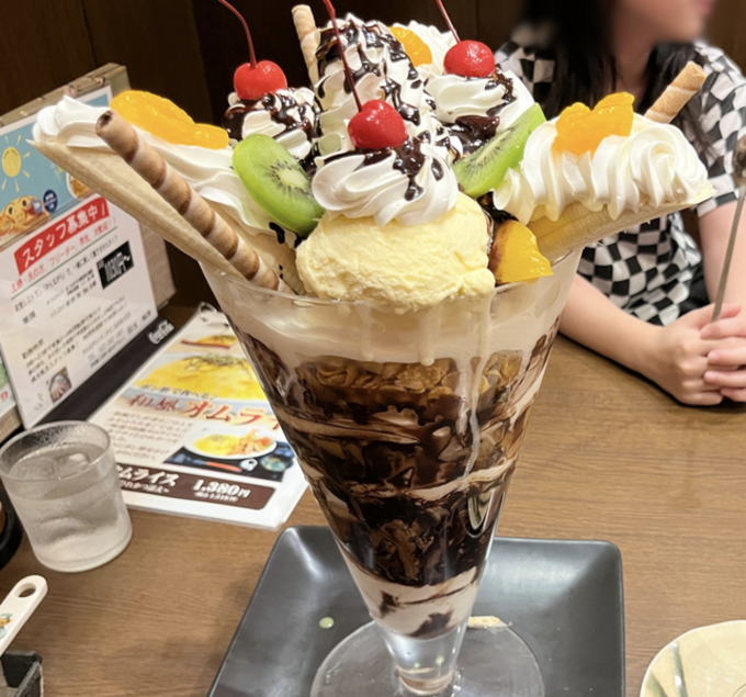 オモウマい店で話題騒然！憧れの【デカ盛り巨大パフェ】に挑戦「え、仙台和食店の名物？」完食不可能！？底なし食欲バトルの意外な結末