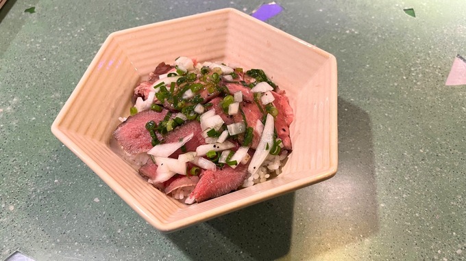 【磐田市】レトロ感が「エモすぎる」店内はあの世界的キャラグッズだらけ？！レトロバー風居酒屋