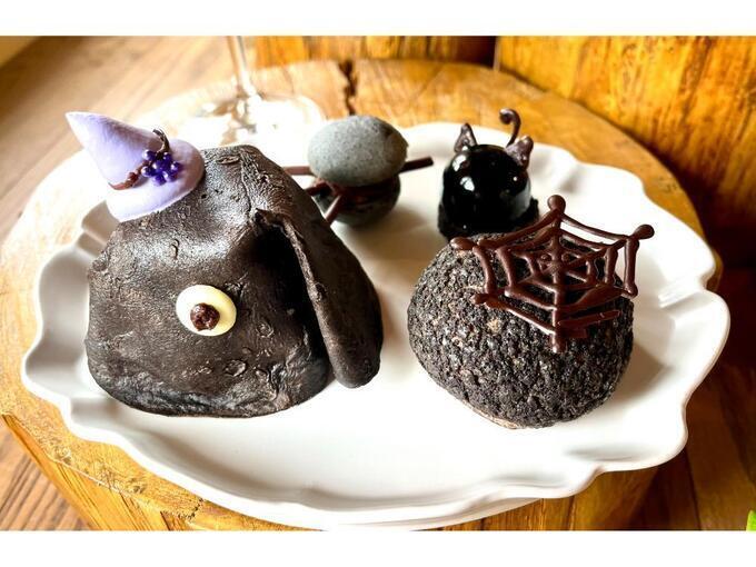 知る人ぞ知る【ハロウィン限定】“激かわ”アフタヌーンティー「リアルな目玉が超インパクト」食べられるのは今だけ!