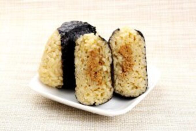 1個200円は破格すぎる！【サスエ前田魚店監修】焼津産かつお赤酢むすび新発売「売切れ必至」天神屋に走れ！