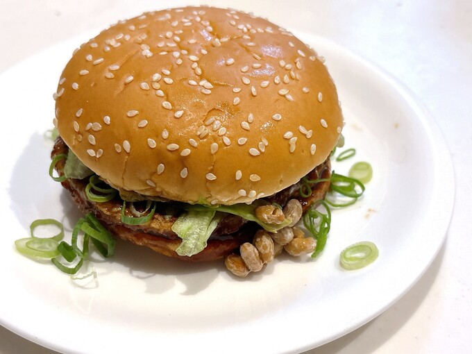 コレ絶対バカ売れ！でもクレーム殺到？【サンド伊達さん絶賛】マックごめん「超人気バーガーに衝撃の"アレ"」激ウマ！でも手ベッタベタ