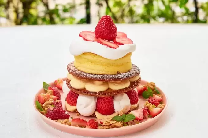 たっぷりいちごのミルフィーユパンケーキ.webp