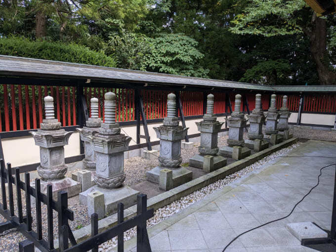 瑞鳳殿殉死者供養塔 (2).jpg