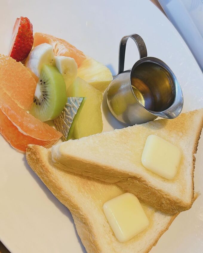 いたがきのモーニングプレート これで550円だったかな？紅茶ついてて安い！フルーツはさすがで全部美味しい… 旦那と2人だけだったから子供達にはパフェをテイクアウト ほぼ秒で食べてた…ゆっくり味わってぇ #仙台#宮城#仙台カフェ#宮城カフェ#仙台カフェ部#東北カフェ部#カフェ好き#仙台カフェ巡り#仙台モーニング#いたがき本店#画像サイズあってなかった.jpg