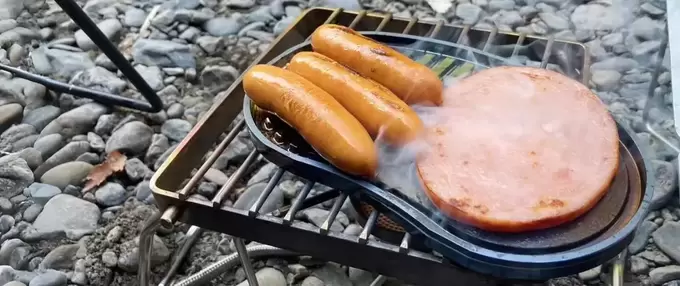 ソロキャンパー必見！焼きを楽しむ“調理用鉄板”新発売「持ってると便利」「防災アイテムとしても期待大◎」
