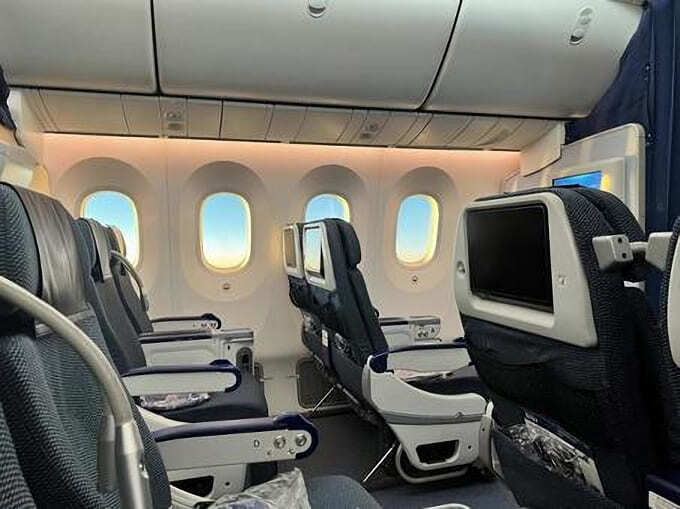 飛行機の機内.jpg