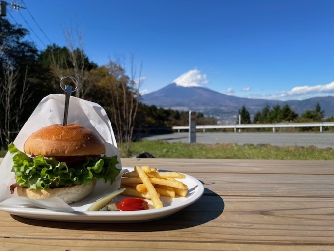 富士山を見ながら食べられる!激旨ハンバーガー」は感動級【御殿場市】静岡産・あしたか牛100%!五感が喜ぶ『FUJIMI CAFE GOTEMBA』絶品ランチ