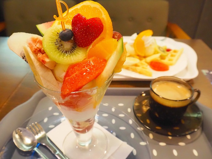浜松市民には千疋屋超え！？豪華パフェが「1,000円強で食べられるなんて（嬉）」老舗果物店が手がけるフルーツパーラー【トレピーニ】