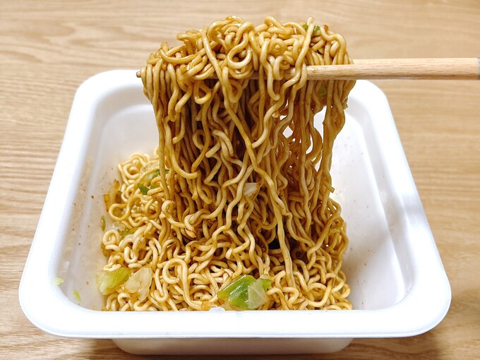 コレ絶対爆売れ！普通の"焼きそば"卒業【サンド伊達さん絶賛】不安しかない「あの液体ドバドバ」→カップ麺が超格上げ♡謎にウマすぎ