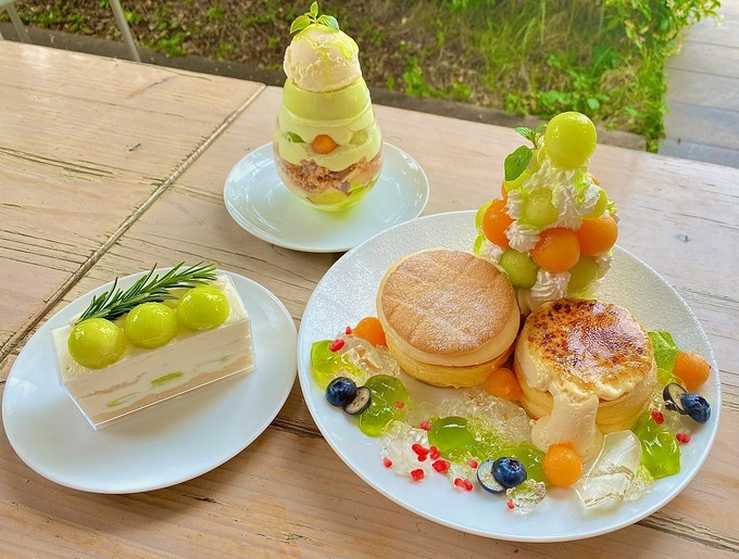 やばっ、メロンにメロメロ♪伊豆・村の駅【TAMAGOYA】新作登場！絶品メロンスイーツ「パフェもパンケーキも食べたい～」