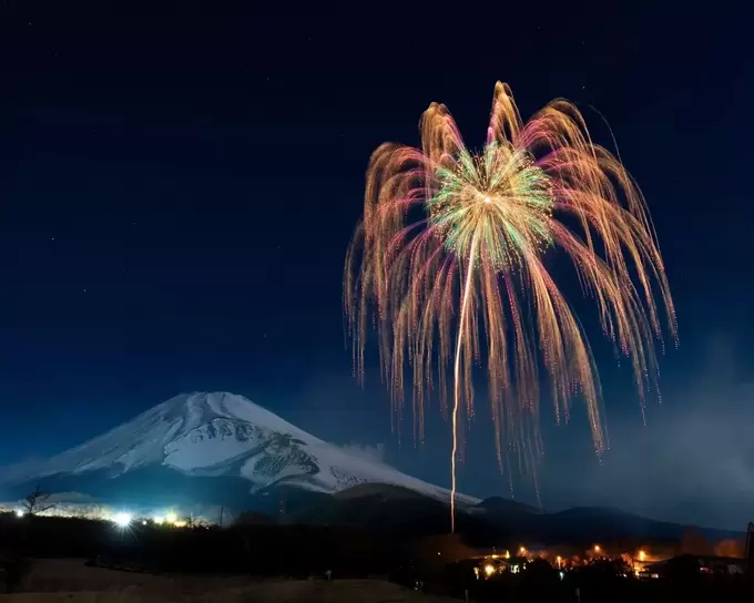 豪華すぎるよ…【富士山花火2024】市川團十郎の歌舞伎とダンス、富士山から打ちあがる花火の豪華共演
