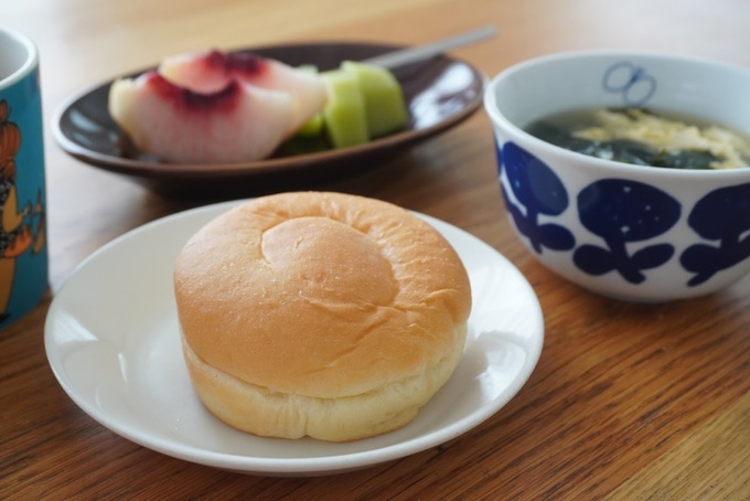 シャトレーゼパン朝食.JPG