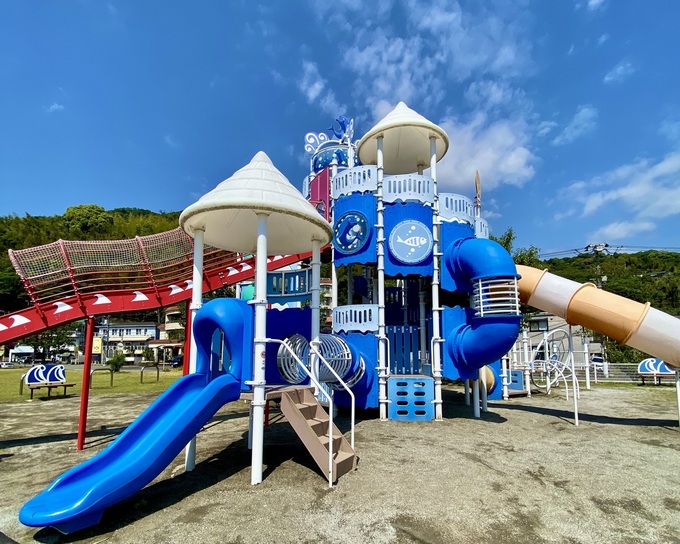 伊豆半島で最大規模の子連れスポット!カラフルな遊具が楽しすぎる♪【熱海】長浜海浜公園