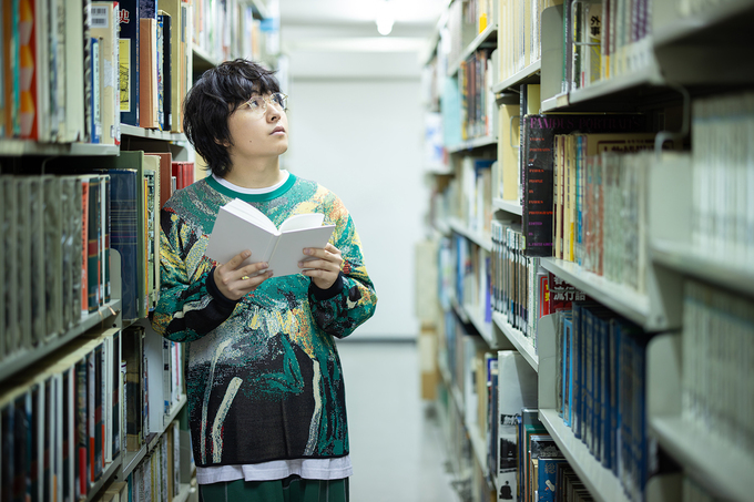『呪術廻戦』エンディングで話題!「来年まで待ちきれない~」静岡出身・崎山蒼志さん「エッセイ集」発売決定♪