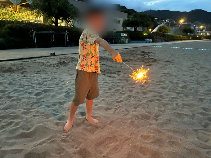 準備不要!手ぶらで行けるってマジ!?「夏休みのネタ切れを解決」ビーチで手軽に手持ち花火が楽しめるらしい