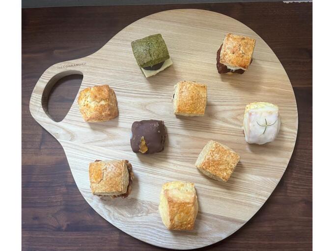 スイーツファン殺到！開店前から大行列【スコーン専門店】「並ぶとかわいい♡」「全種類制覇したい」大注目9種を実食