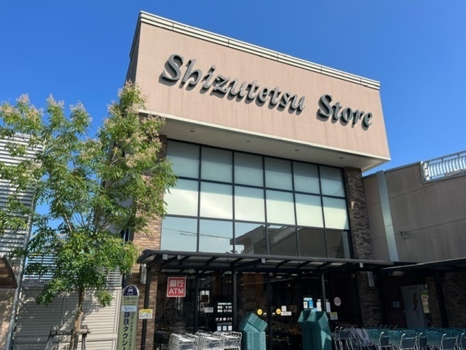 静岡ご当地スーパーのピザがすごい!【しずてつストア】「外側はサクサク中はもっちり」「ソースは甘味とうま味がぎゅっ」魅惑の富士山グルメディッシュとは?