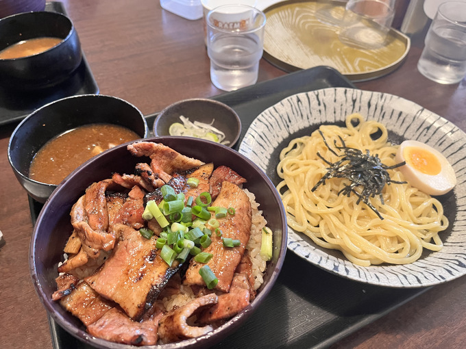 【浜松市東区】子連れにも優しい座敷完備の店『つけ麺と炭焼き豚丼専門店 笑門』
