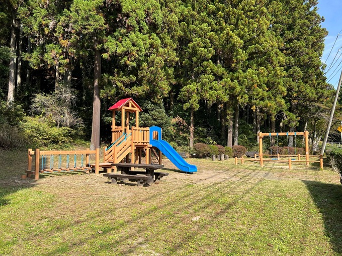 大亀山 駐車場からの途中遊具.jpg