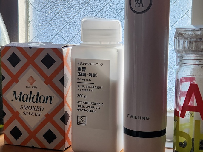 棚に置いた重曹.jpg