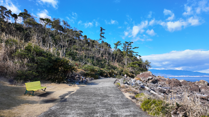 写真スポット_黄色のベンチ.png