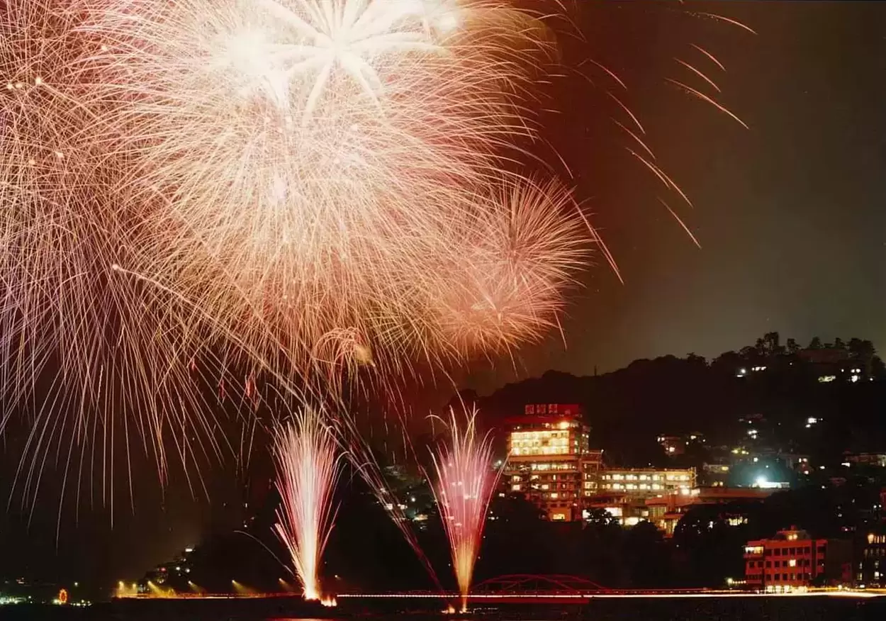 伊豆山温泉海上花火大会