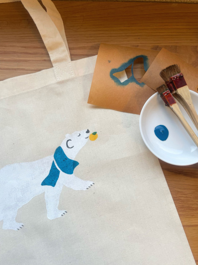 トートバッグにステンシルでしろくまと沼津の特産品を描こう!